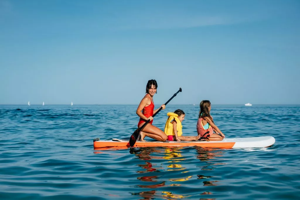 Mor med döttrar på en sup i Kroatien