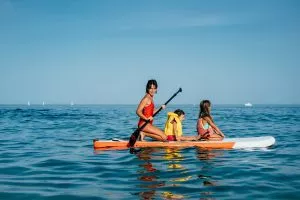 Mor med döttrar på en sup i Kroatien